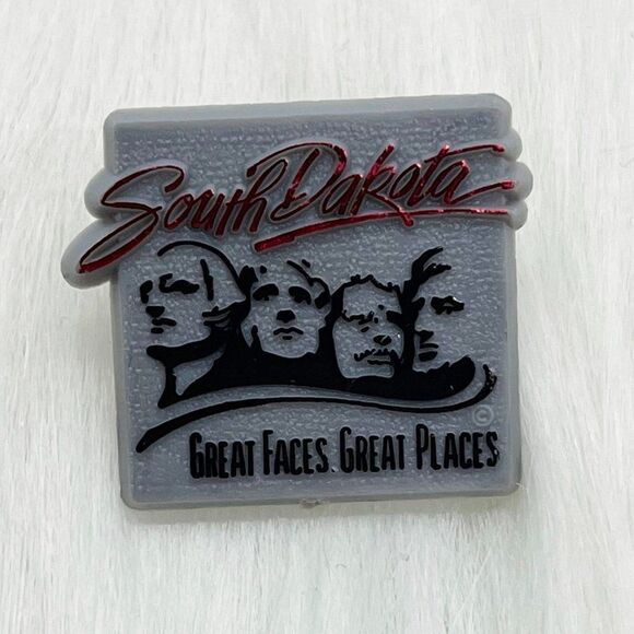 🔮 5/$25 Vintage South Dakota Mount Rushmore Pin - Picture 1 of 3